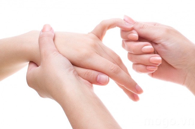 Massage bấm huyệt ngón tay -  giải pháp cho người bị run tay