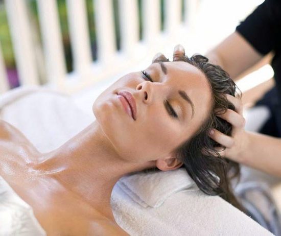 Điều trị đau đầu bằng massage bấm huyệt
